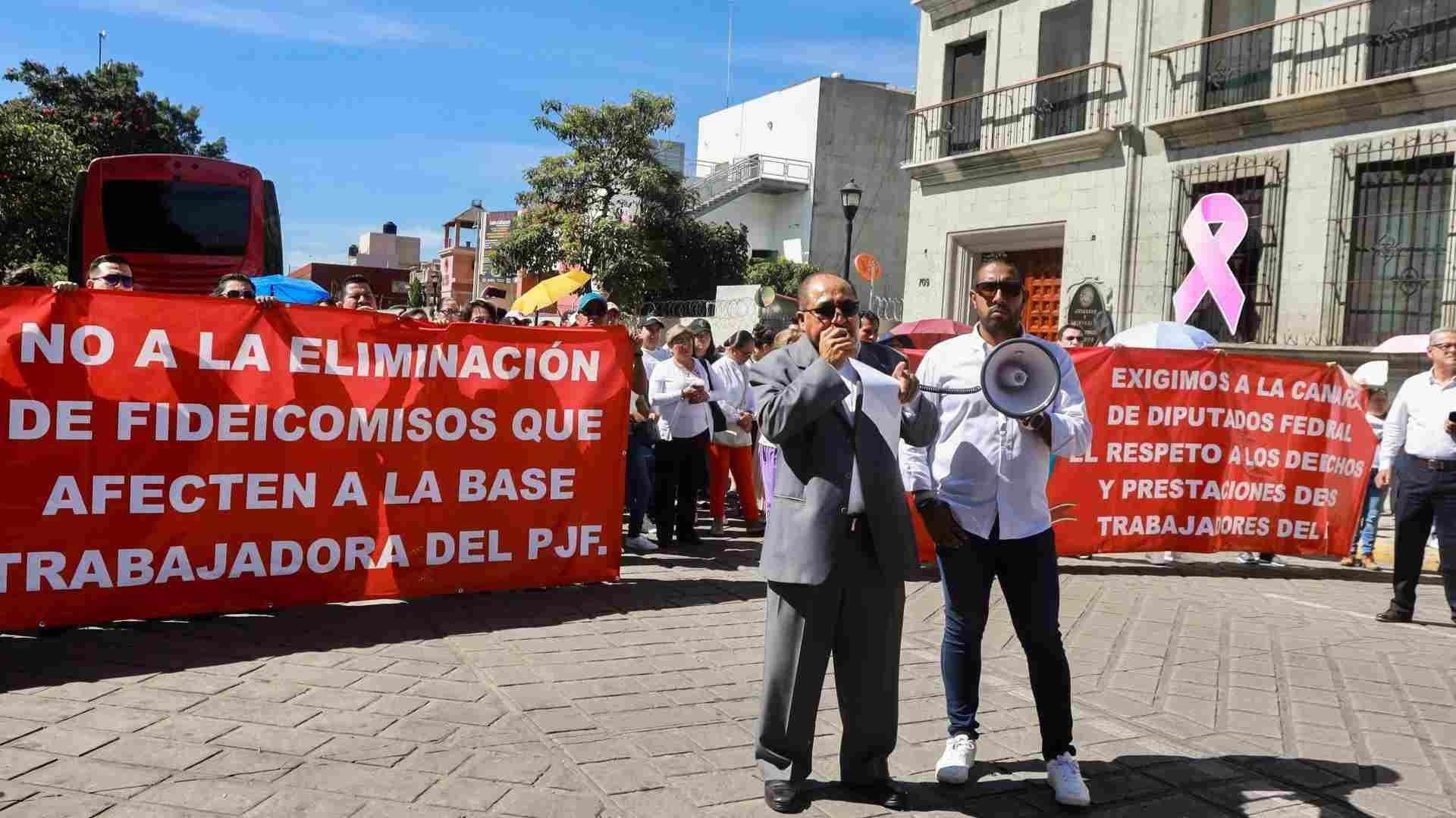 Trabajadores del Poder Judicial protestaron frente a los Juzgados y Tribunales en la ciudad de Oaxaca.