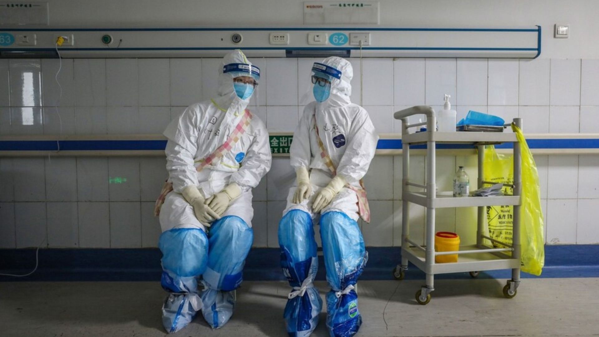 Trabajadores médicos chinos adentro de las instalaciones de un hospital