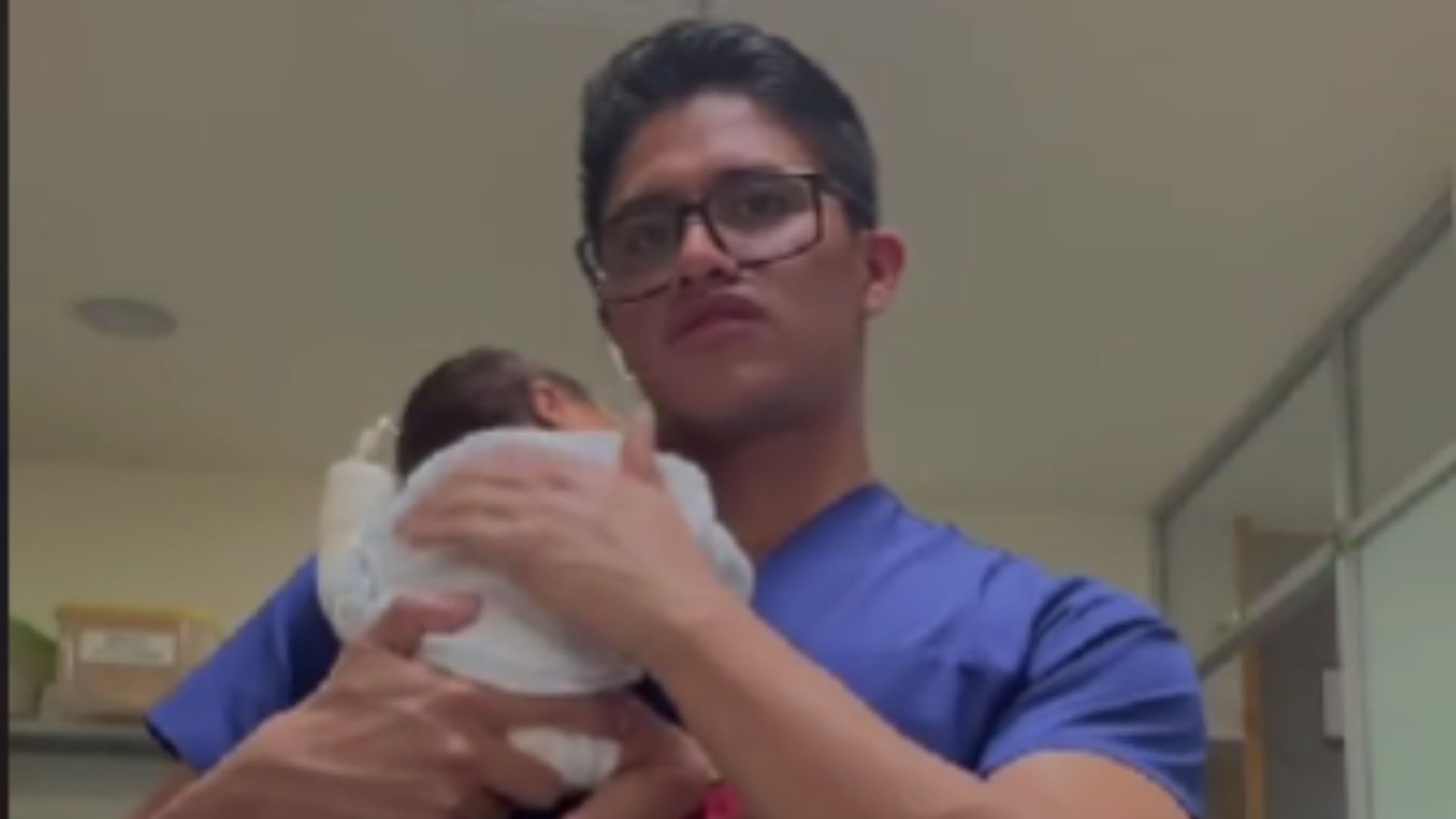 Video | ¡Traka! Pediatra Arrulla a Bebé al Ritmo de Yeri Mua