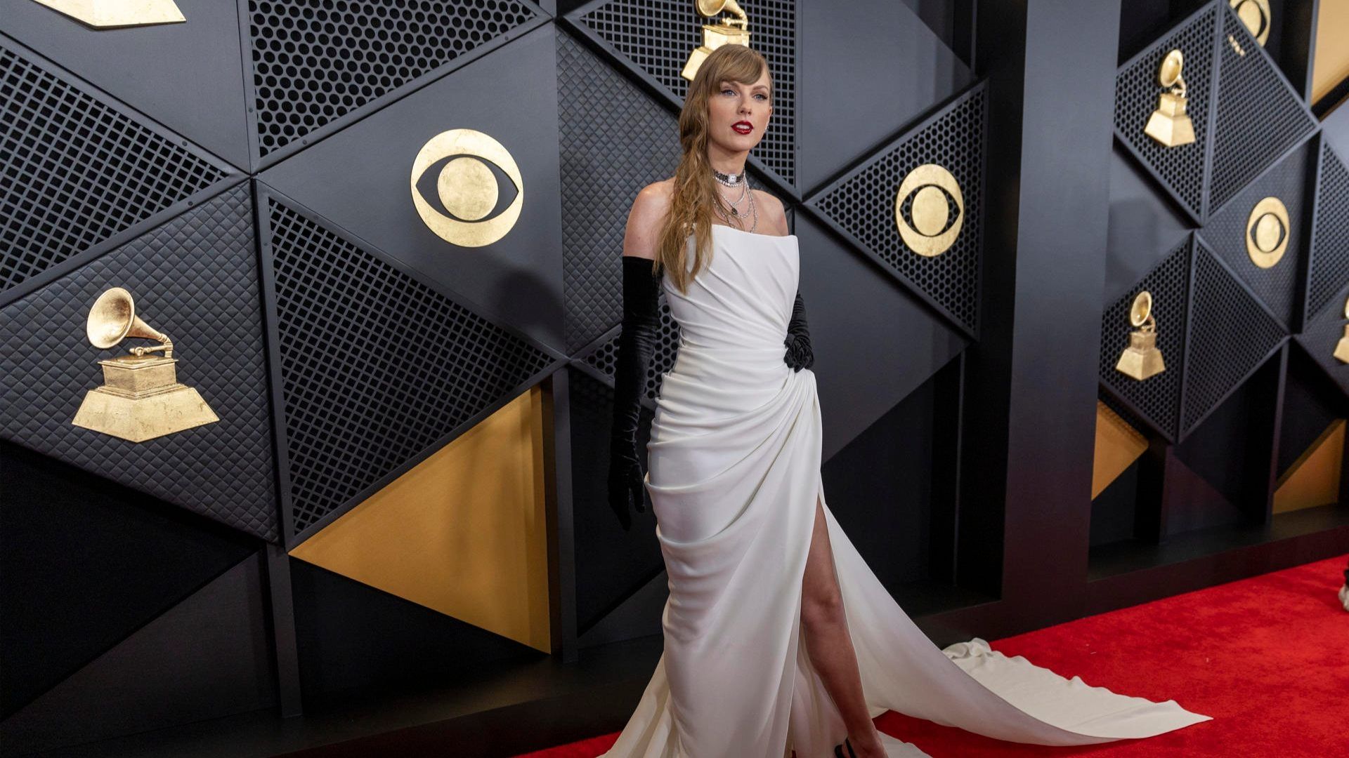 Grammy 2024: Taylor Swift También Arrasa en Alfombra Roja con Espectacular  Vestido