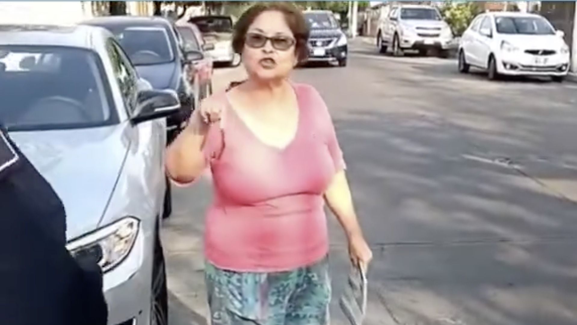 Mujer quería cobrar por estacionarse en la calle
