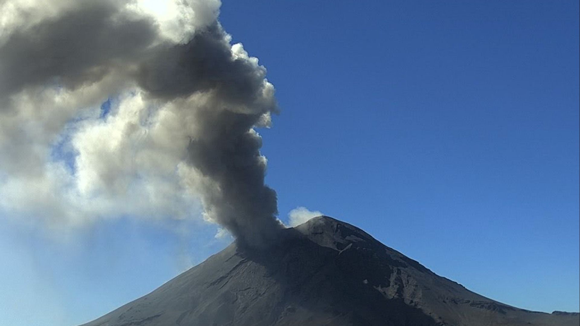 Volcán Popocatépetl: La Actividad Continúa, Afecta el Aire y Así se Ve el Color de la Fumarola