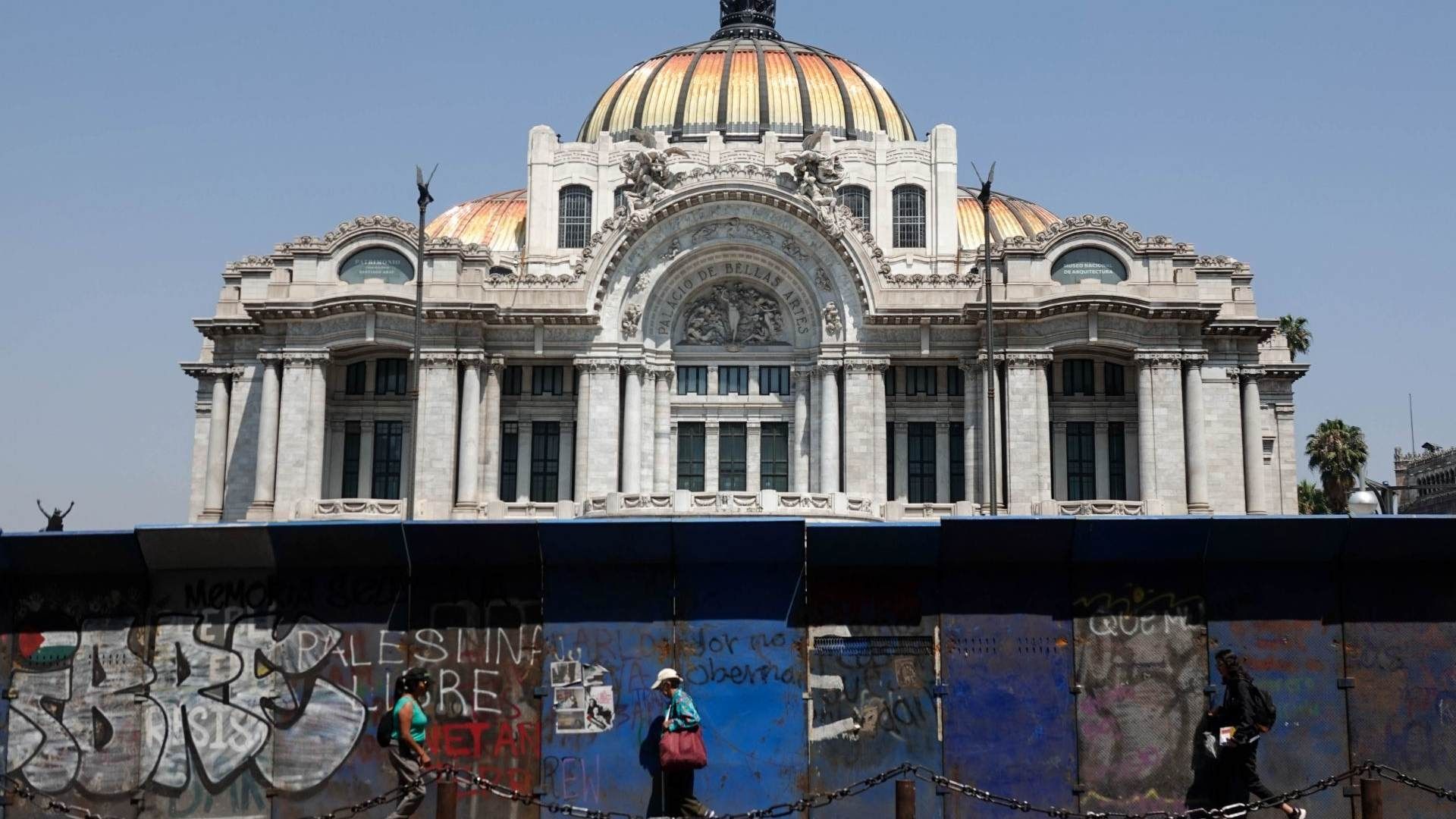 Vallas metálicas protegen el Palacio de Bellas Artes