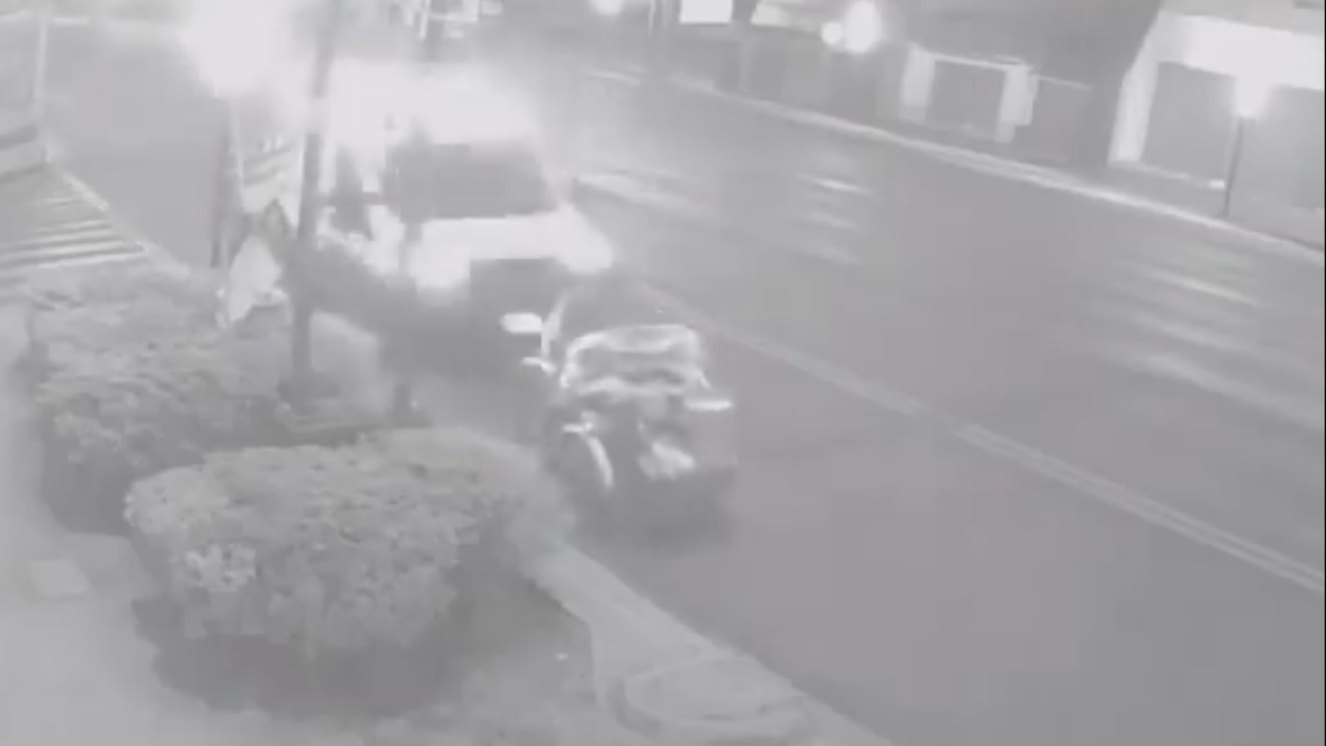 En redes sociales se difundió la grabación de una cámara que captó el momento en que la ambulancia embiste por detrás al vendedor de pan y café