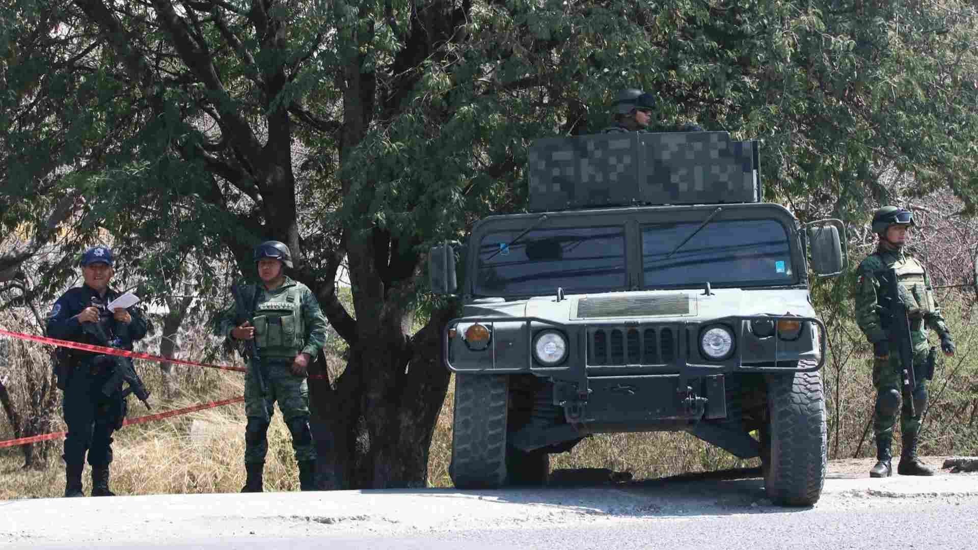 Ejercito Y GN aseguran arsenal den Michoacán
