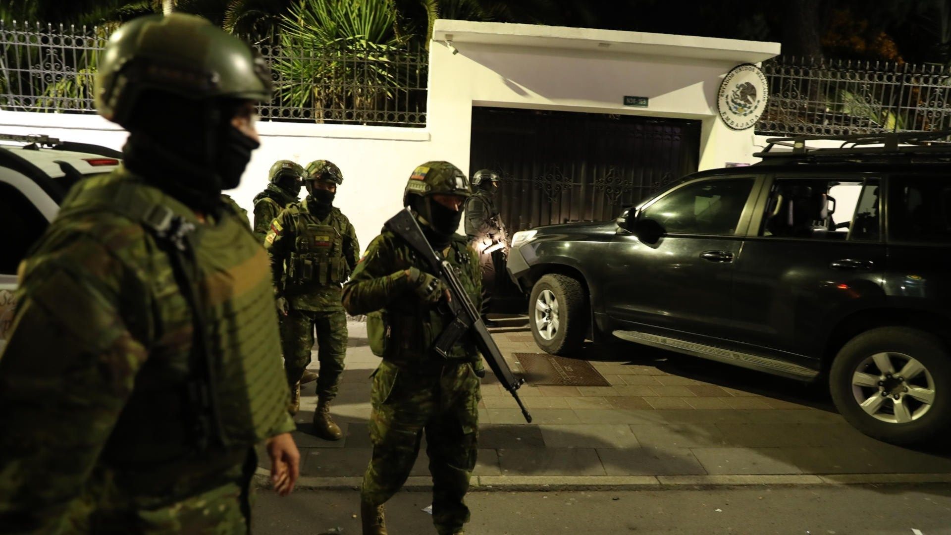 Policías afuera de la embajada de México en Quito