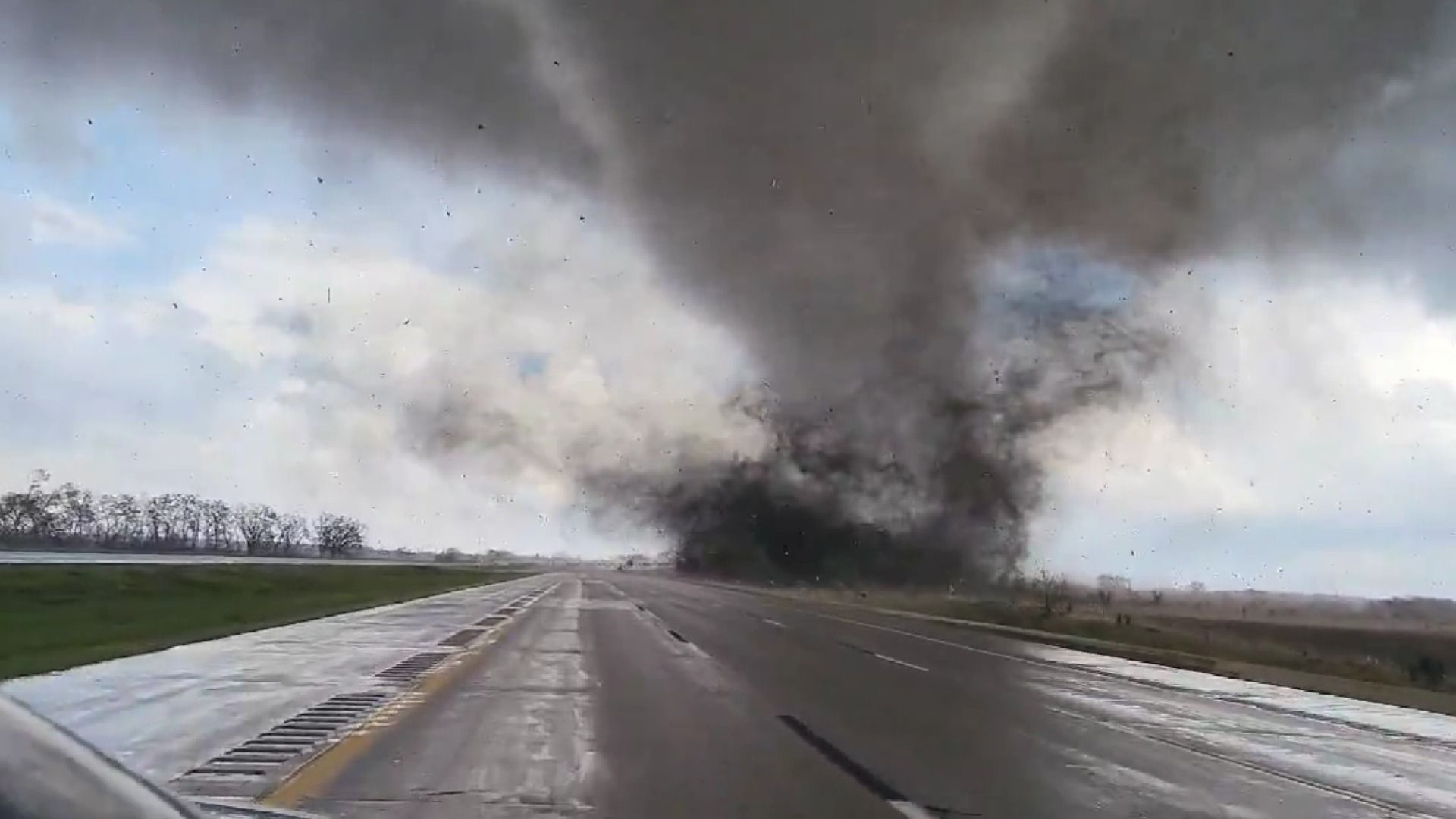 Un testigo grabó los estragos que dejó este tornado en el aeródromo de Omaha. Piezas de aviones quedaron esparcidas en la pista  