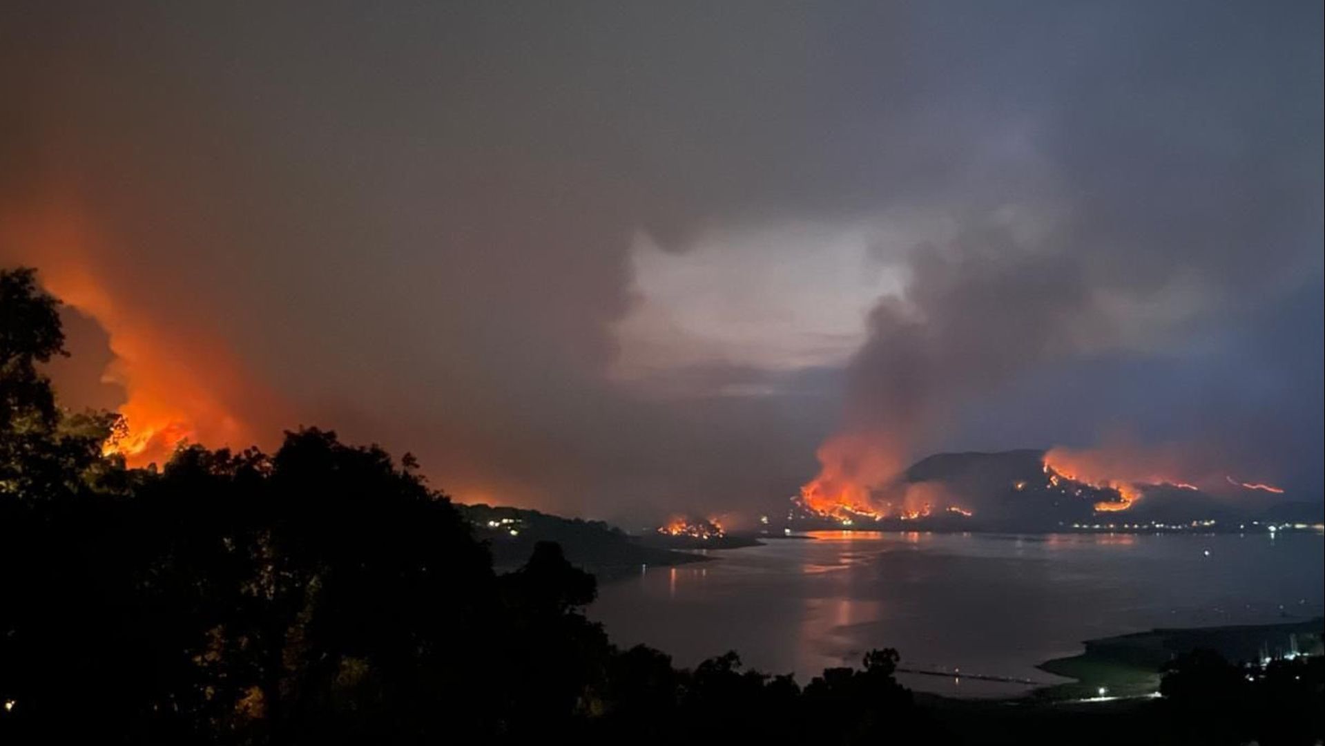 Incendio en Valle de Bravo se Descontrola, Usuarios Desmienten a Autoridades del Edomex