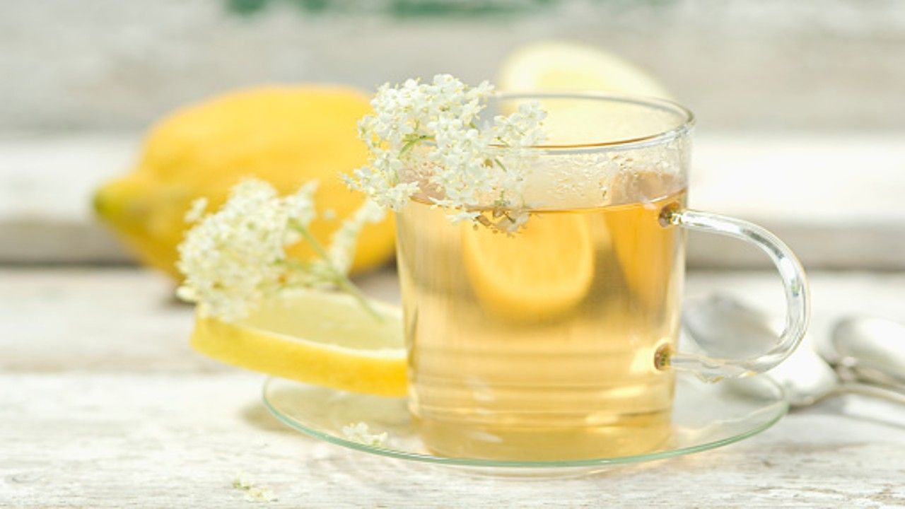 ¿Cuáles son los beneficios de tomar agua tibia con limón?