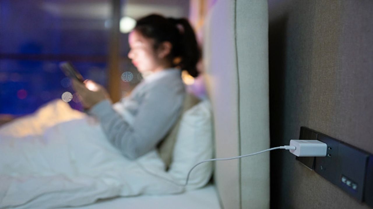 Dormir con el celular cargando cerca de la cama podría ocasionar descarga eléctrica