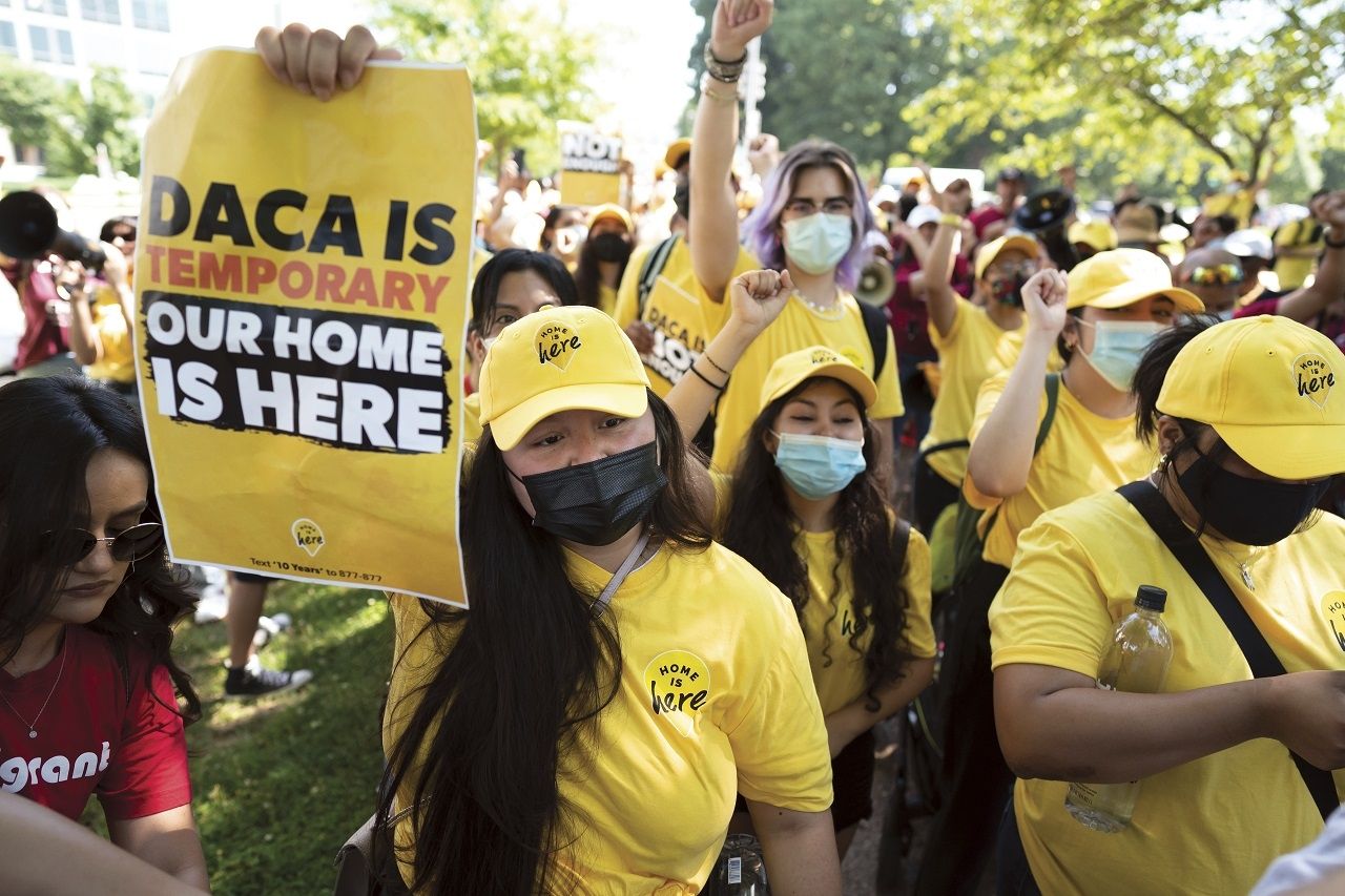 Un grupo de activistas se reune frente al Capitolio para apoyar la permanencia de los llamados Dreamers en Estados Unidos