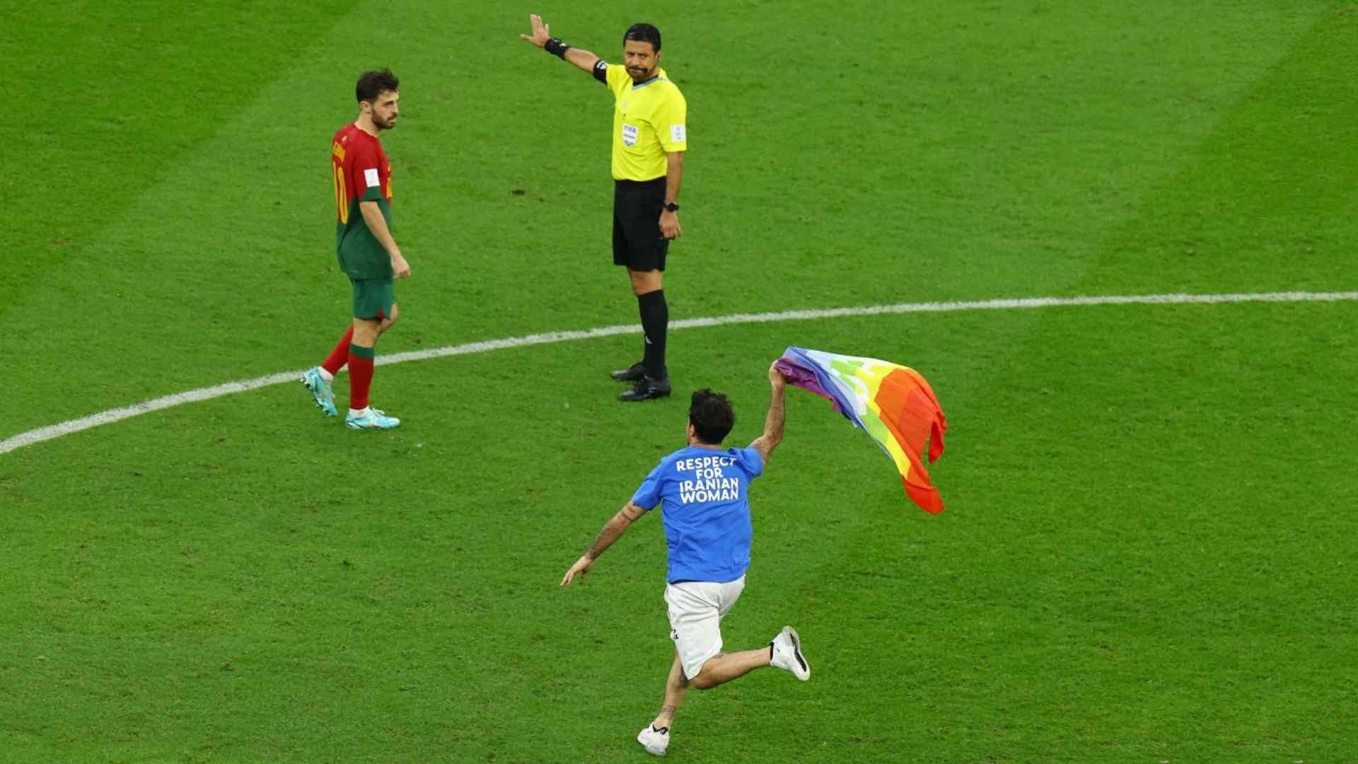 Entran con bandera arcoíris al partido de Portugal contra Uruguay