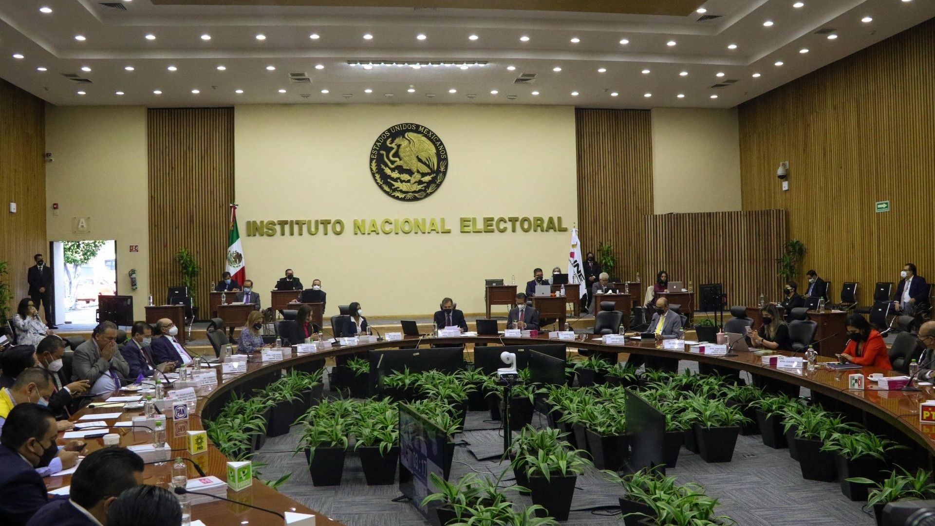 Lorenzo Córdova defiende la autonomía del INE, el control total y resguardo del padrón electoral 