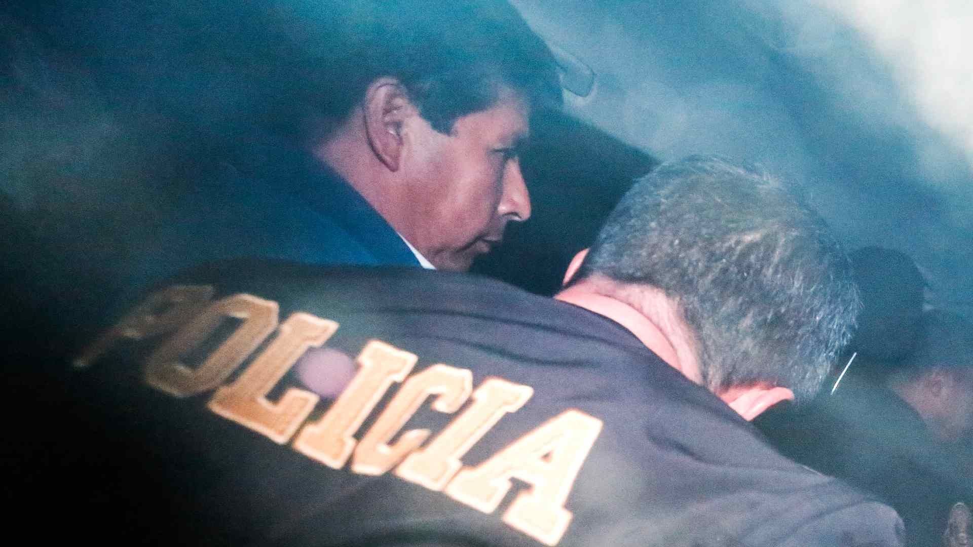 Pedro Castillo es vigilado por integrantes de la Policía Nacional durante su traslado al penal de Barbadillo