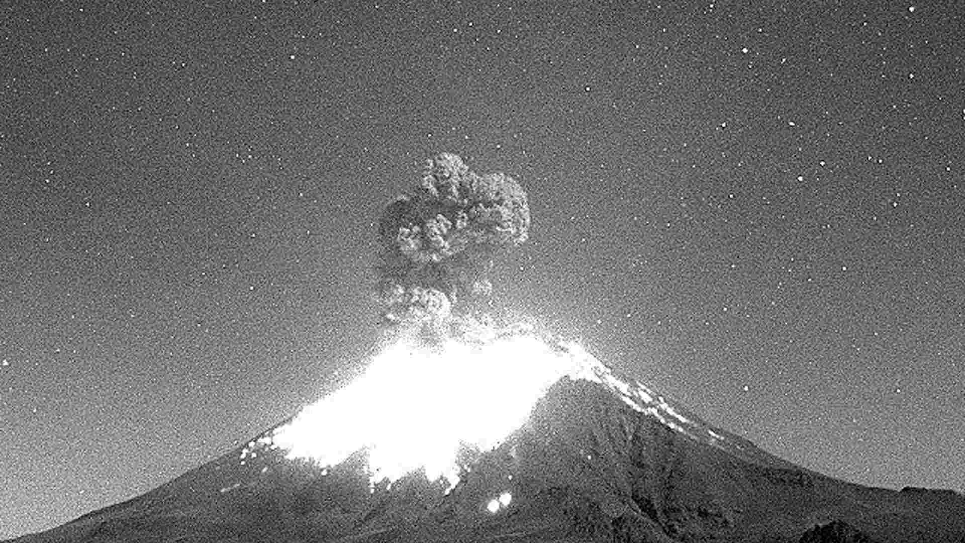 Popocatépetl lanza material incandescente tras explosión