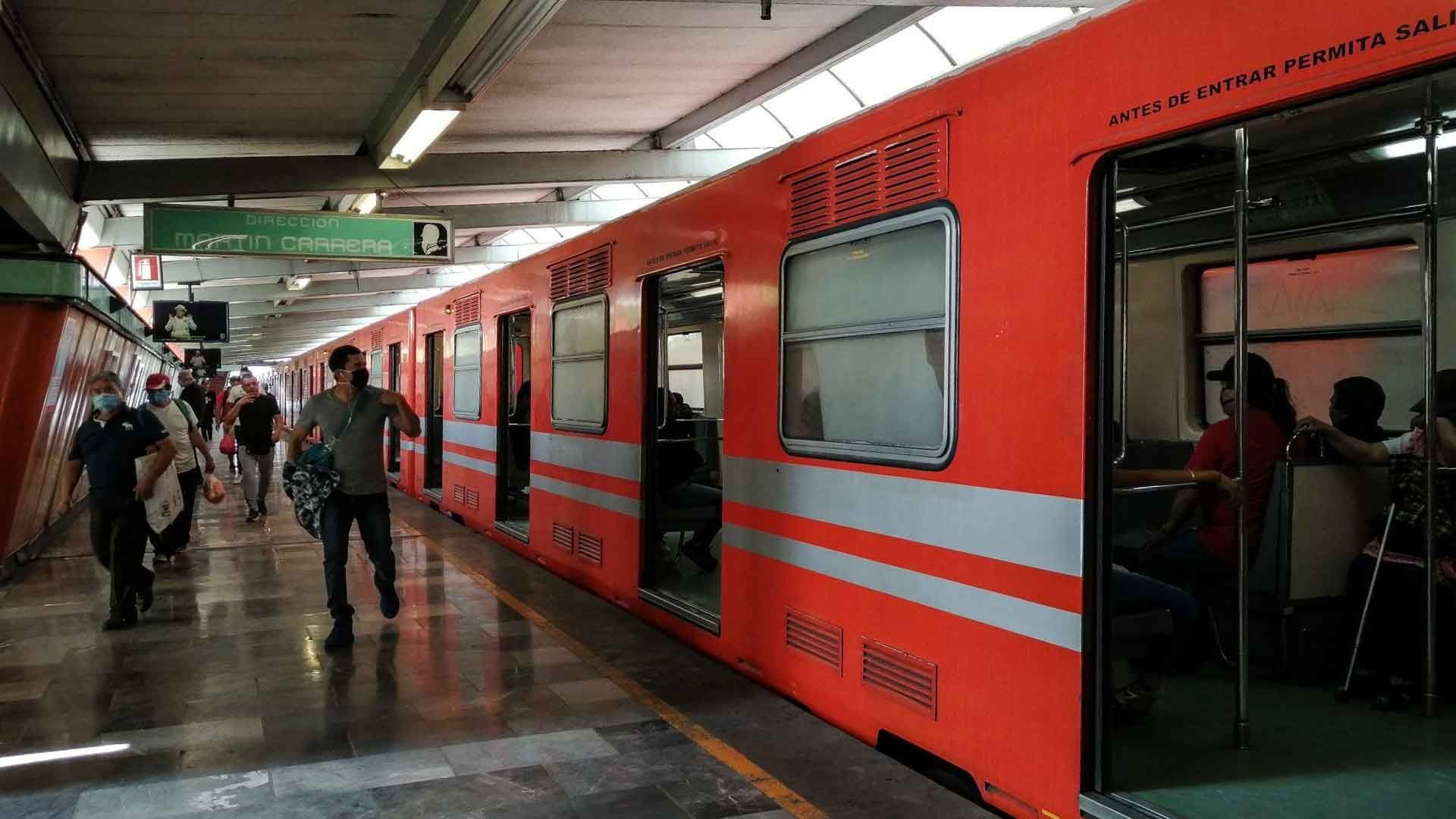 Director del Metro, Guillermo Calderón, denuncia robo de cables.