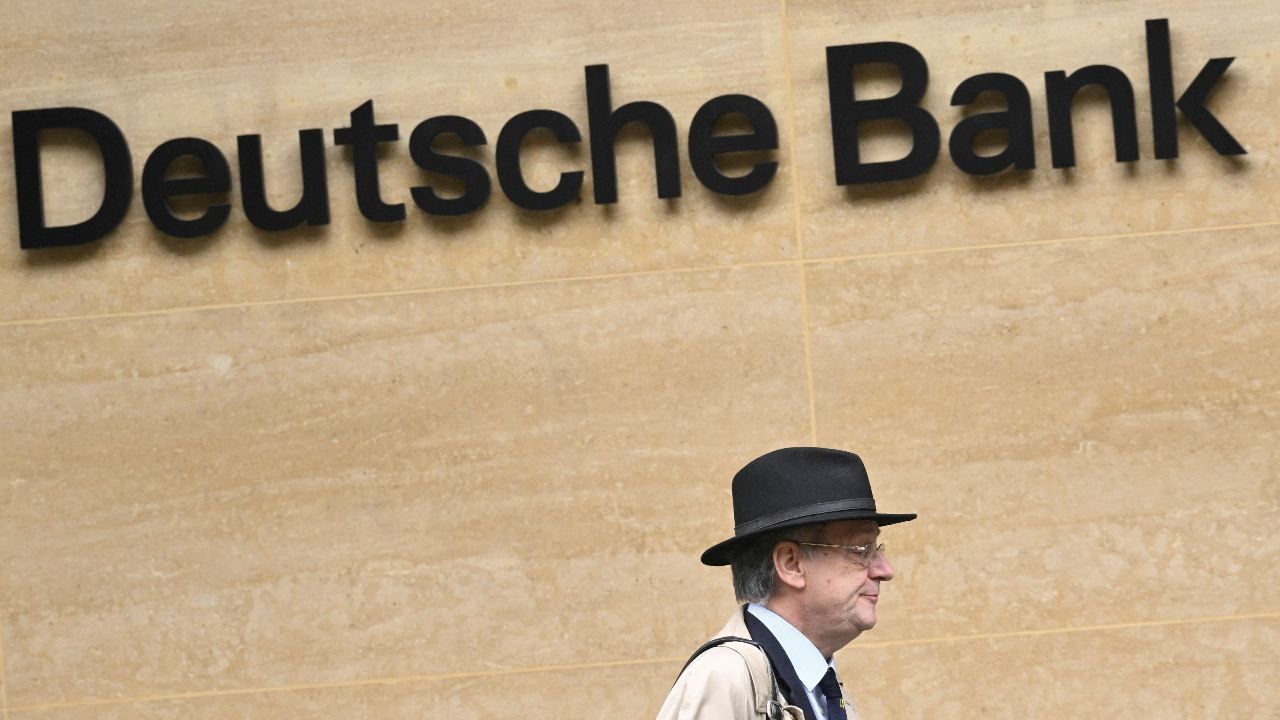 Deutsche Bank Se Desploma y Causa Fuertes Pérdidas al Sector y Turbulencias Bancarias