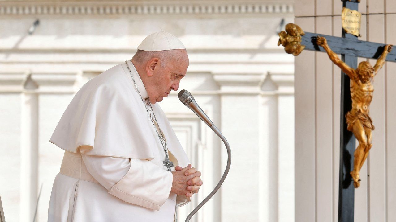 El papa Francisco sufre una infección respiratoria que requerirá hospitalización varios días, informó el Vaticano
