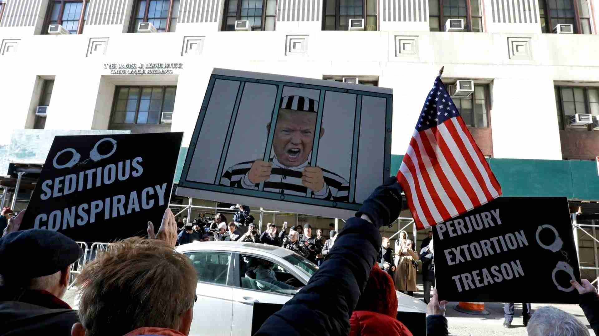 Manifestantes frente al Tribunal Penal de Nueva York