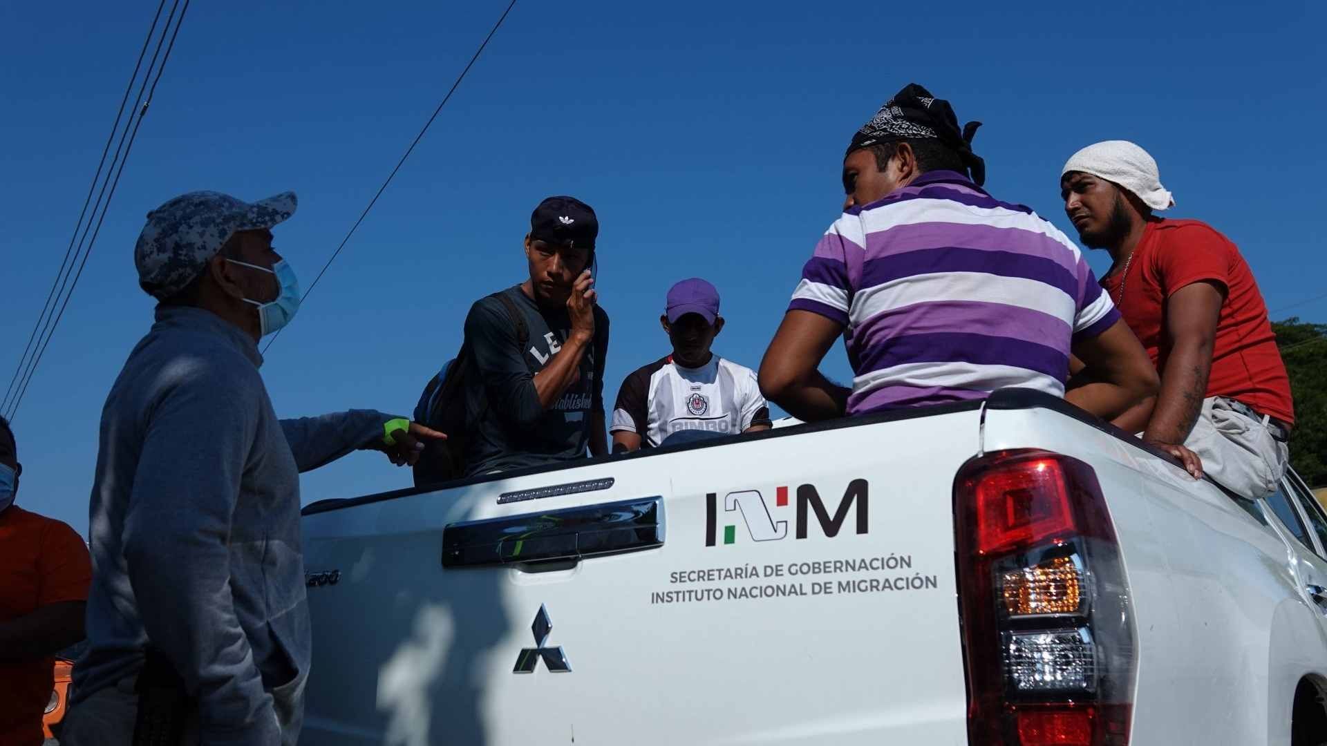 Migrantes son trasladados a estacion en Oaxaca.