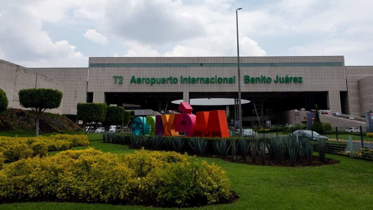 La aerolínea Aeroméxico difundió que debido a la ceniza volcánica están totalmente suspendidas sus operaciones.