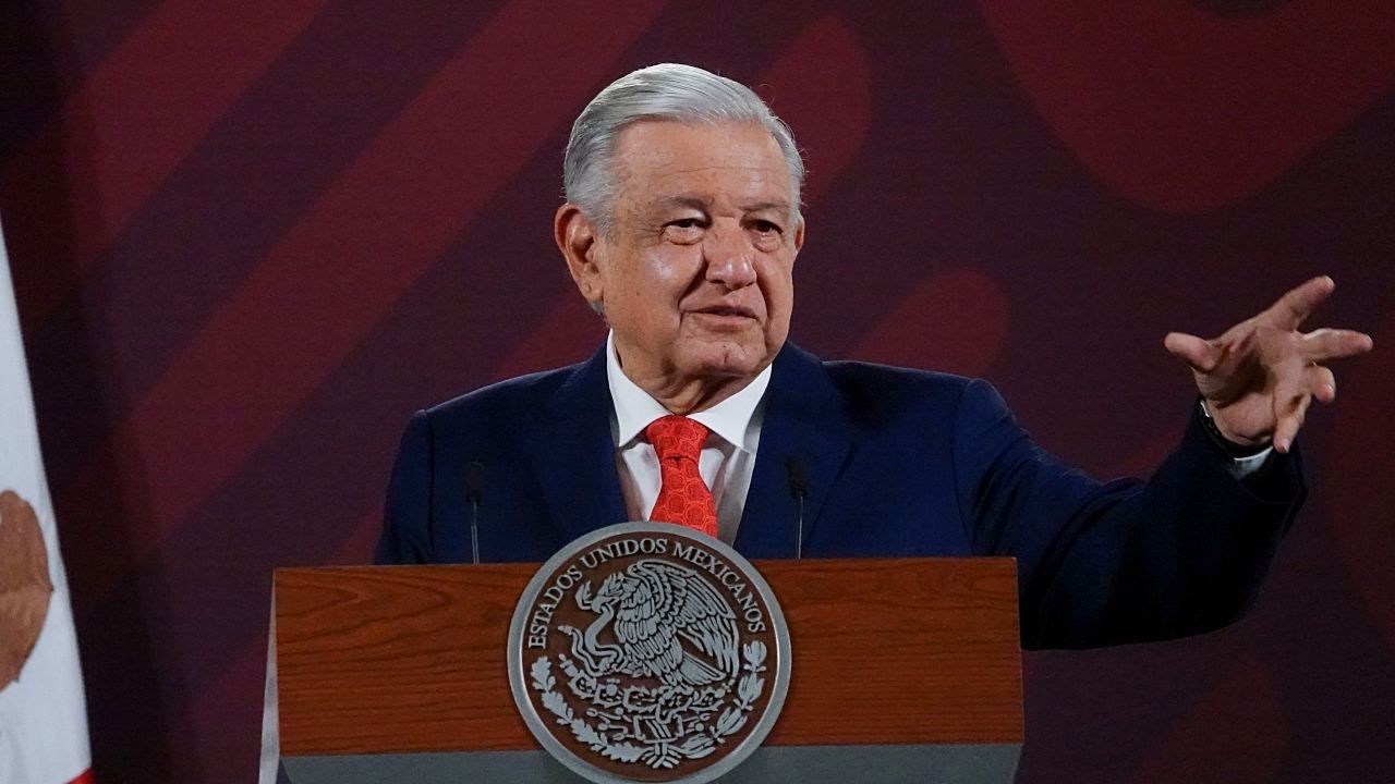 El presidente Andrés Manuel López Obrador ofrece su conferencia mañanera un día después de la marcha por su Informe de Gobierno