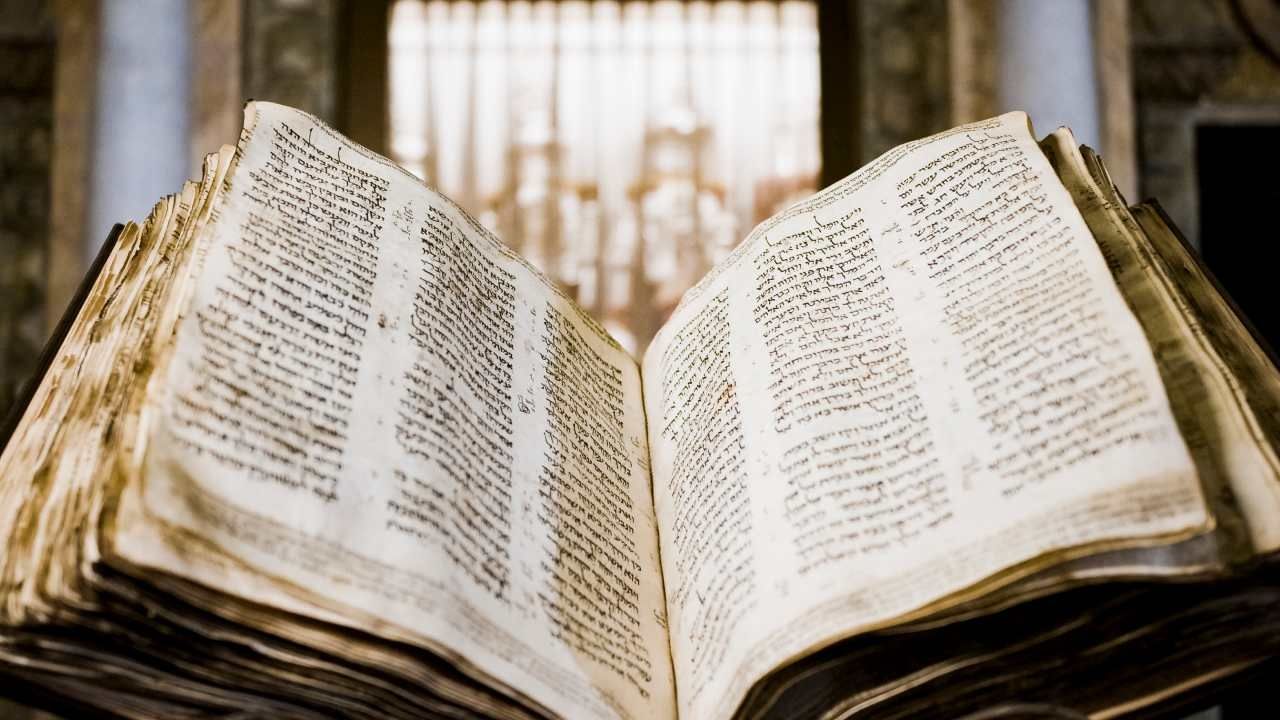 Venden en 38 MDD la Biblia Hebrea Más Antigua del Mundo