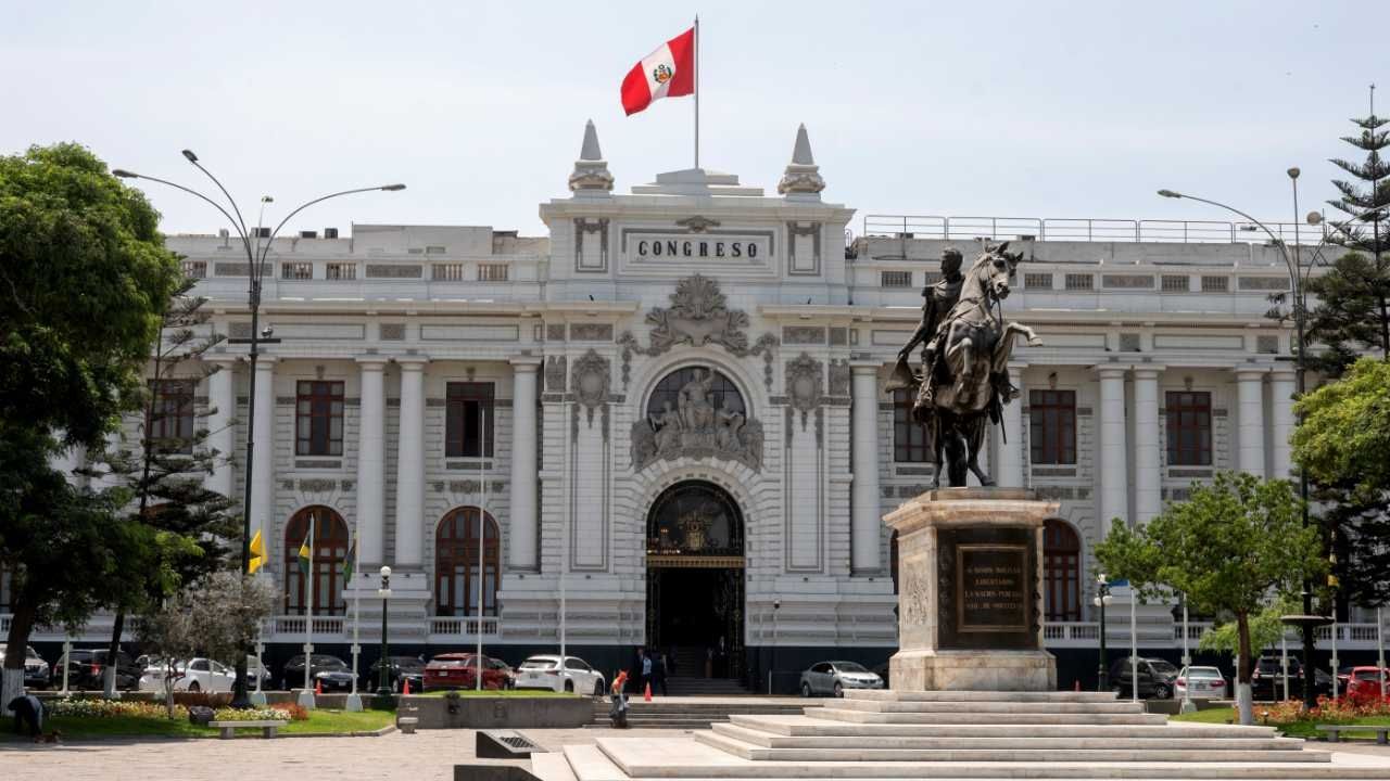 El pleno del Congreso de Perú declaró persona non grata al presidente de México, Andrés Manuel López Obrador (AMLO)
