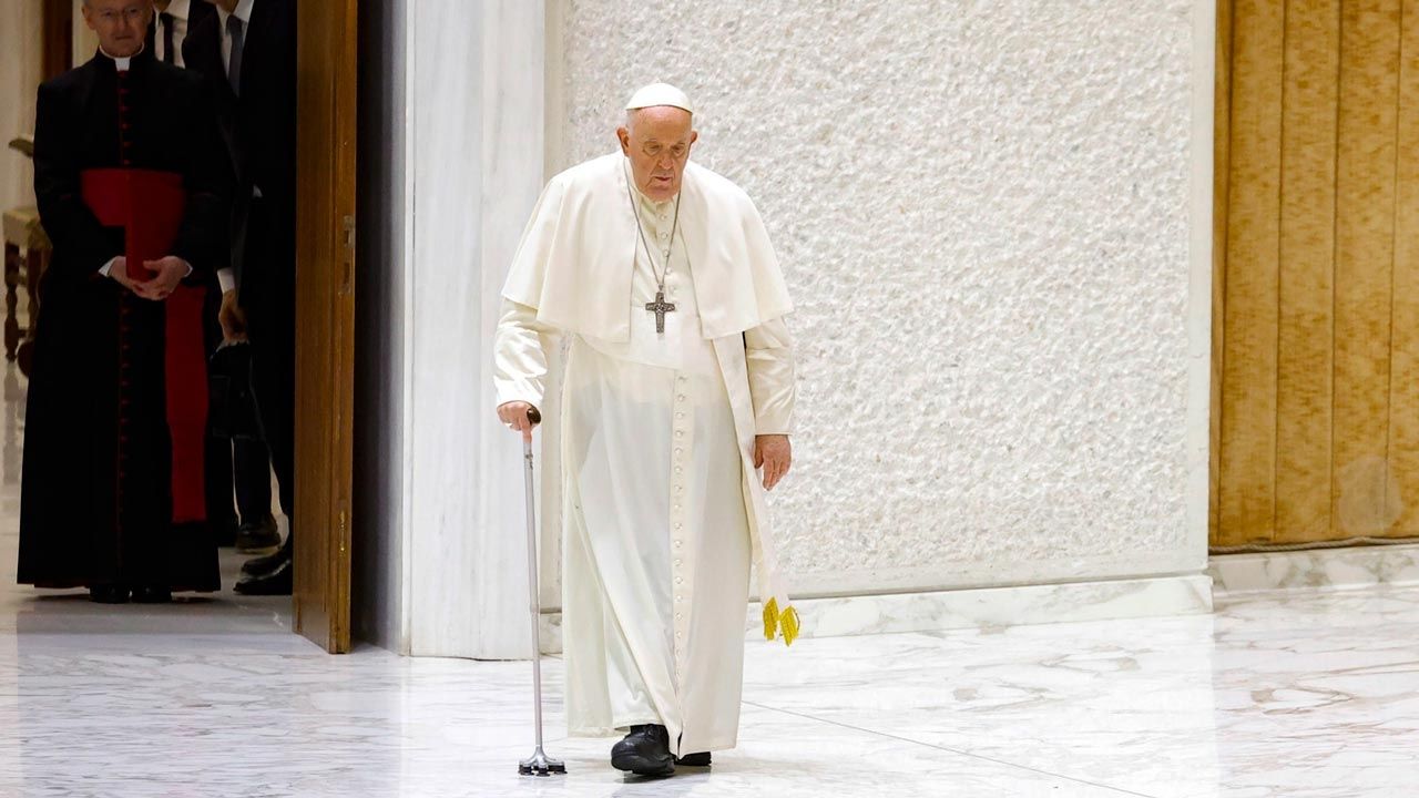 El papa Francisco suspende su agenda de hoy por tener fiebre