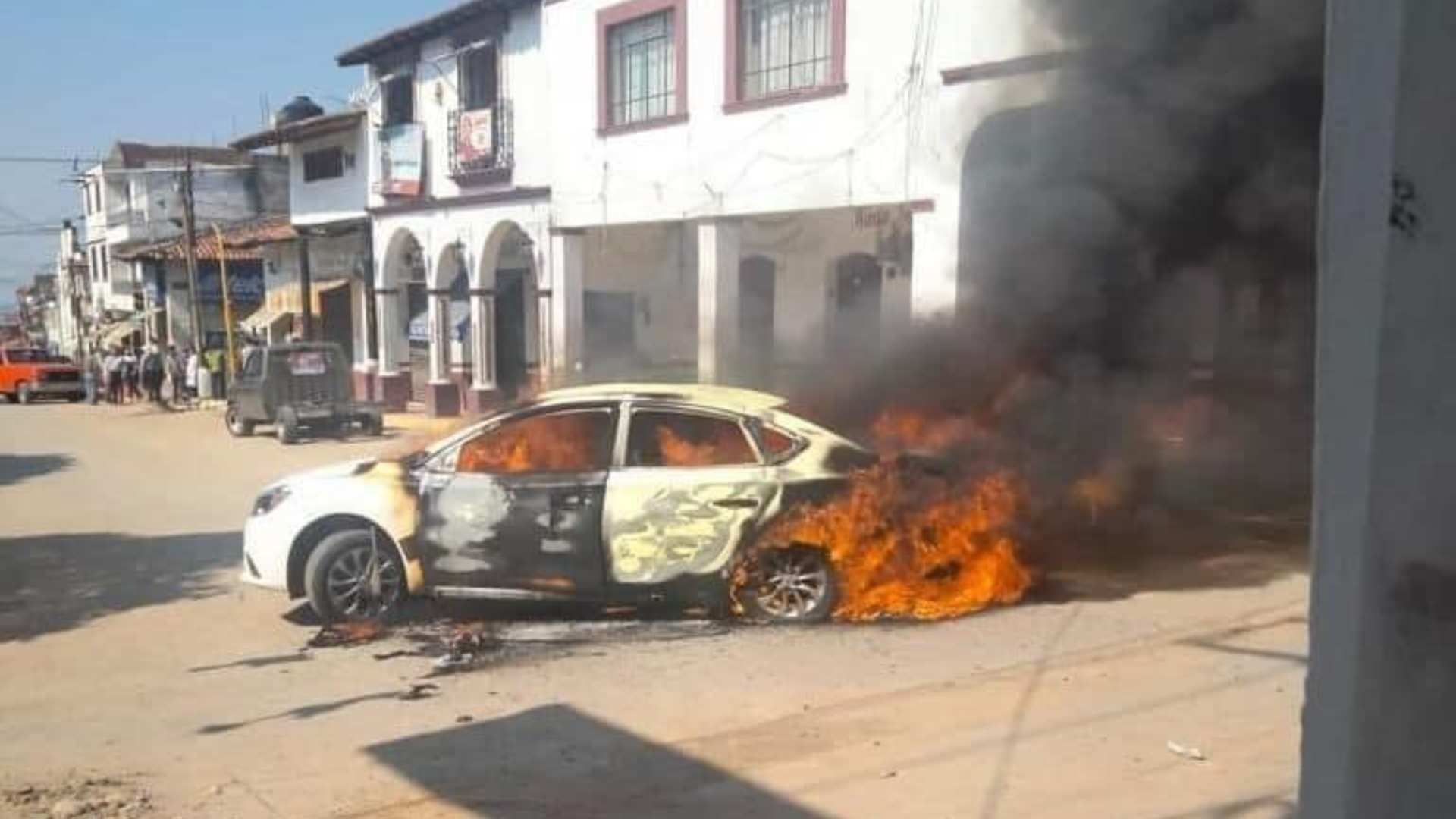 Pobladores queman autos en Coatepec Harina