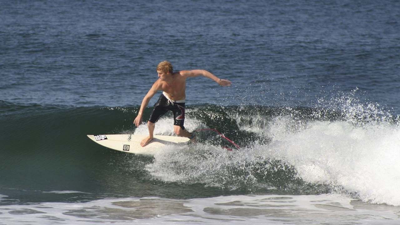 Surfistas en Oaxaca aprovechan olas del Mar de Fondo 