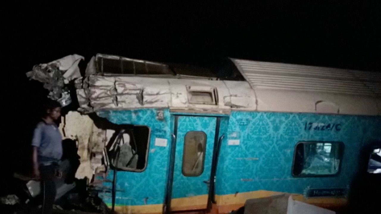 Un choque de dos trenes de pasajeros en Odisha, al este de India, dejó al menos 70 muertos y 350 personas heridas 