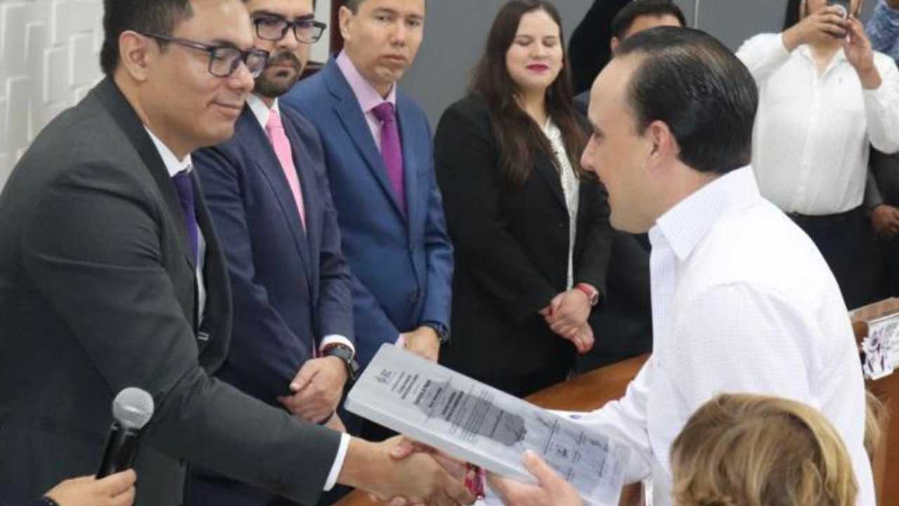 Manolo Jiménez Salinas recibe constancia como gobernador electo de Coahuila