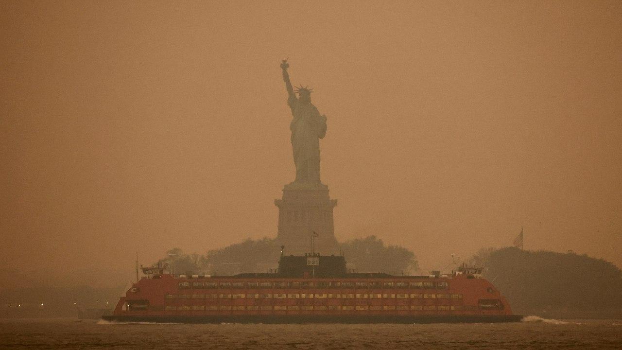 Estatua de la libertad cubierta por smog de Nueva York