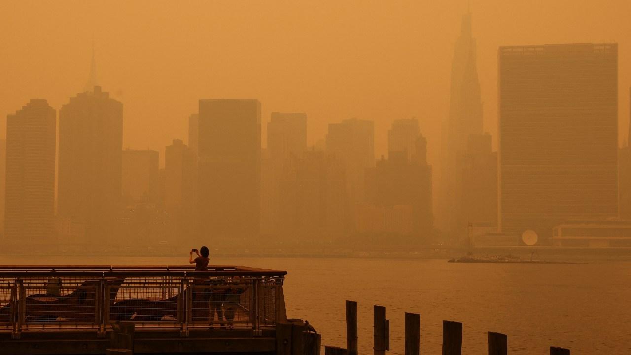 La neblina y el humo cubren el horizonte de Manhattan en Nueva York