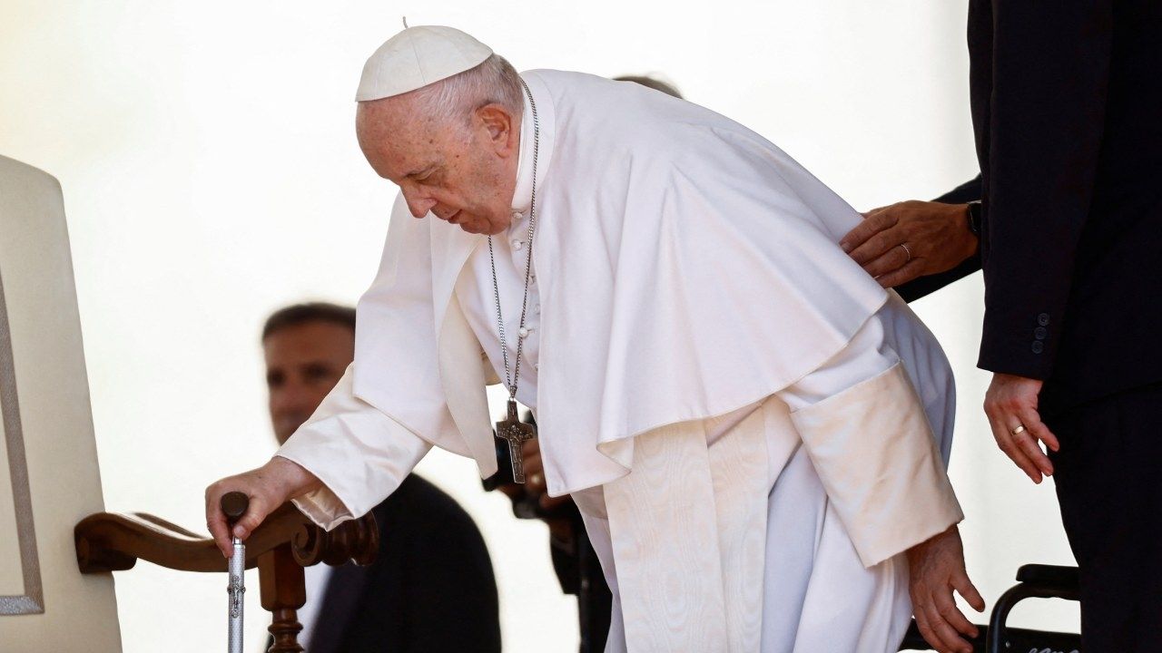 Papa Francisco Mejora, se Levanta y Retoma el Trabajo