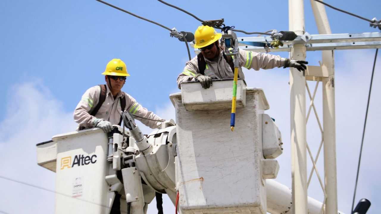 Electricistas de la Comisión Federal de Electricidad realizan trabajos de electrificación
