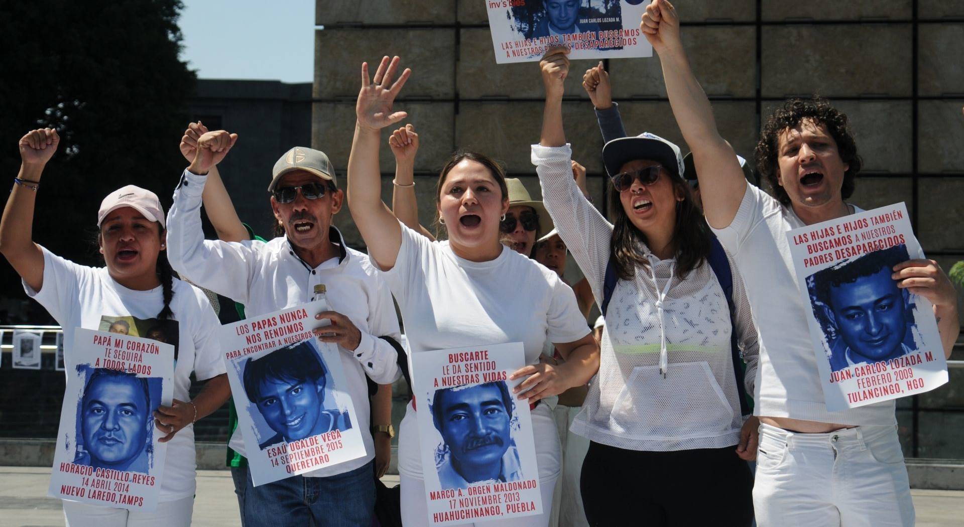 Personas que buscan a sus familiares desaparecidos protestan en la Estela de Luz