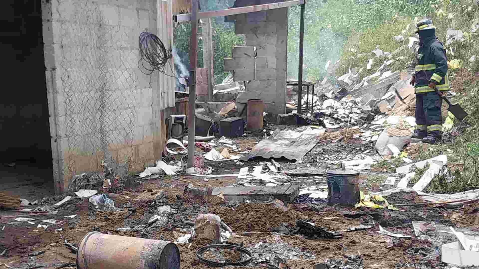 Un incendio fue provocado por la explosión de material pirotécnico en un inmueble clandestino en Puebla