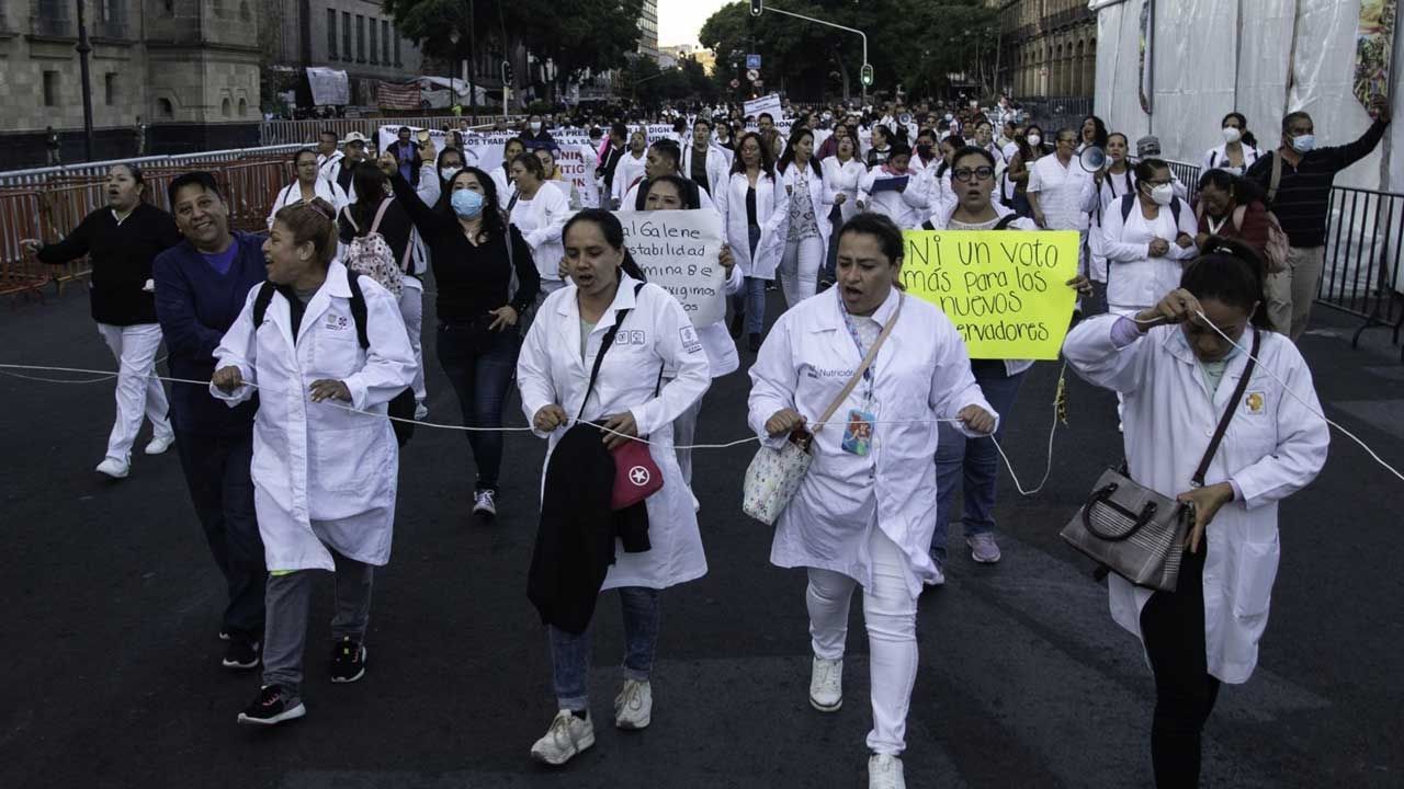 Protesta de médicos en Centro Histórico de CDMX