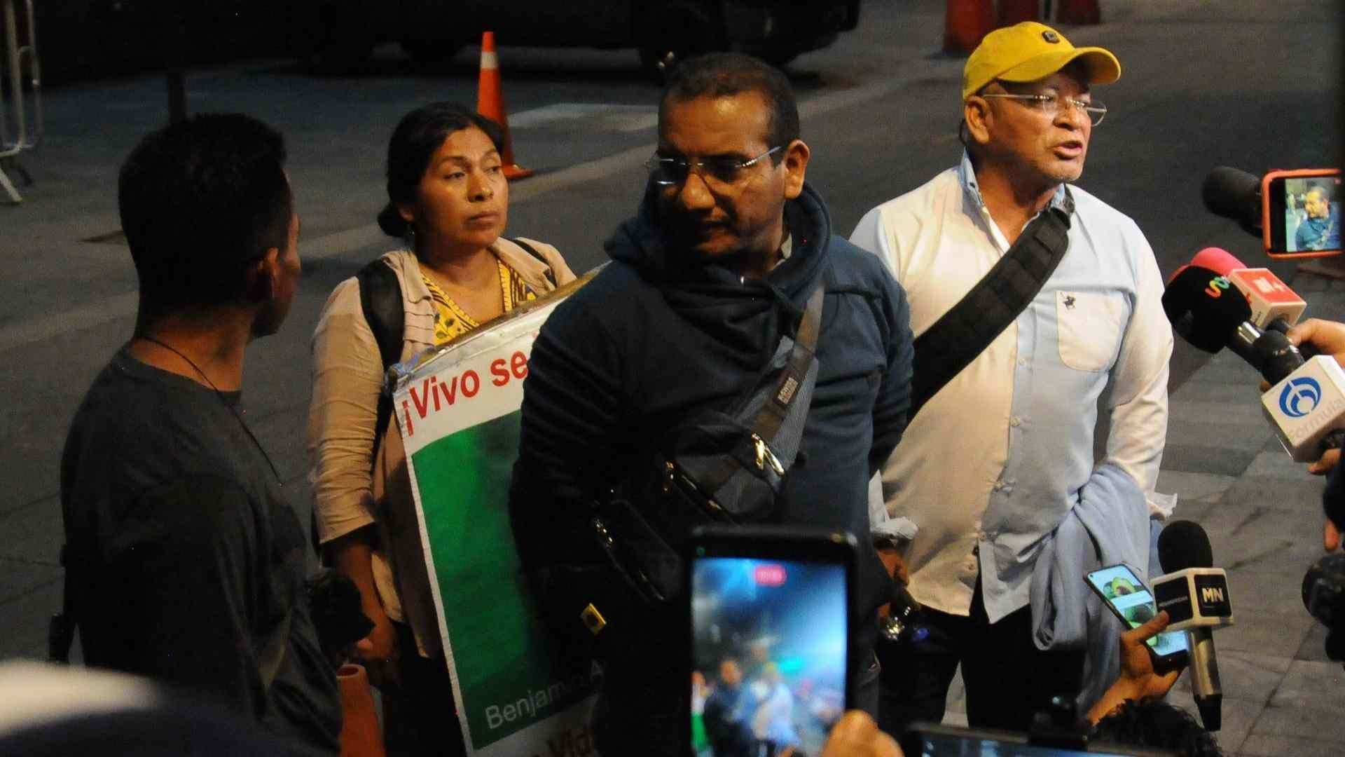 Los padres de los 43 normalistas de Ayotzinapa tras la reunión en Palacio Nacional.