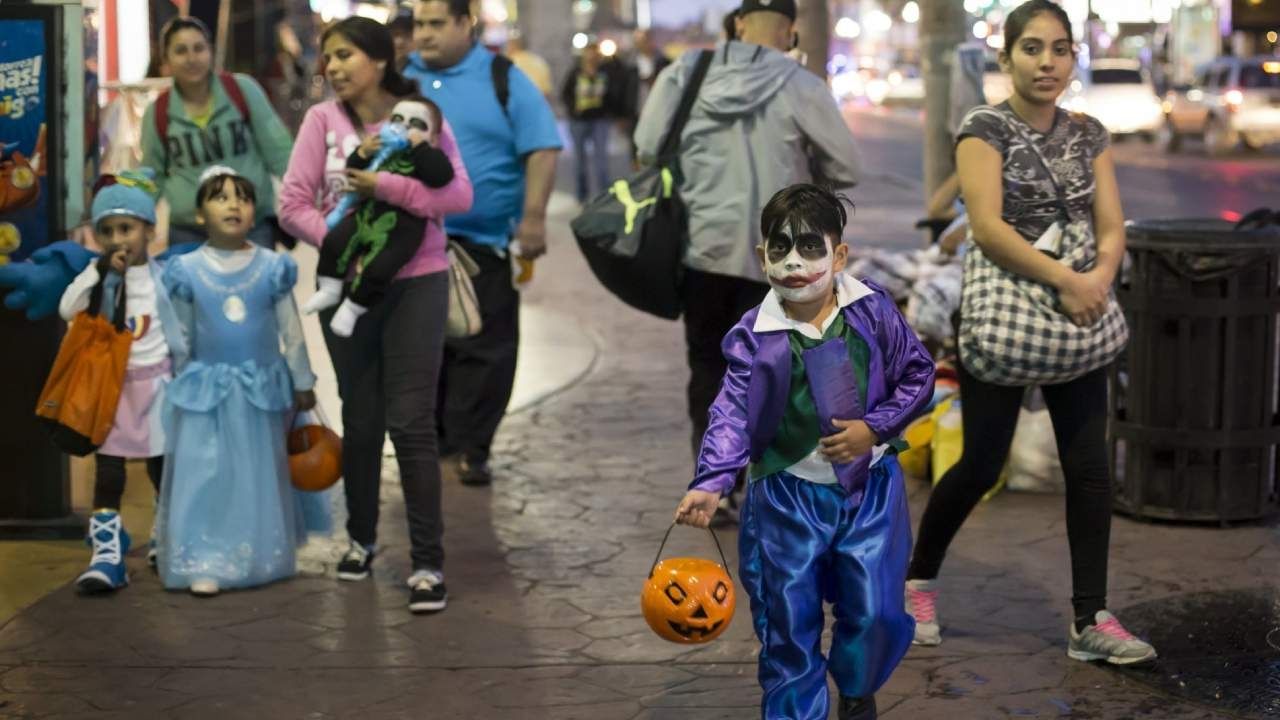 Halloween ha ganado popularidad en México al estar relacionada con la muerte y por su cercanía al Día de Muertos