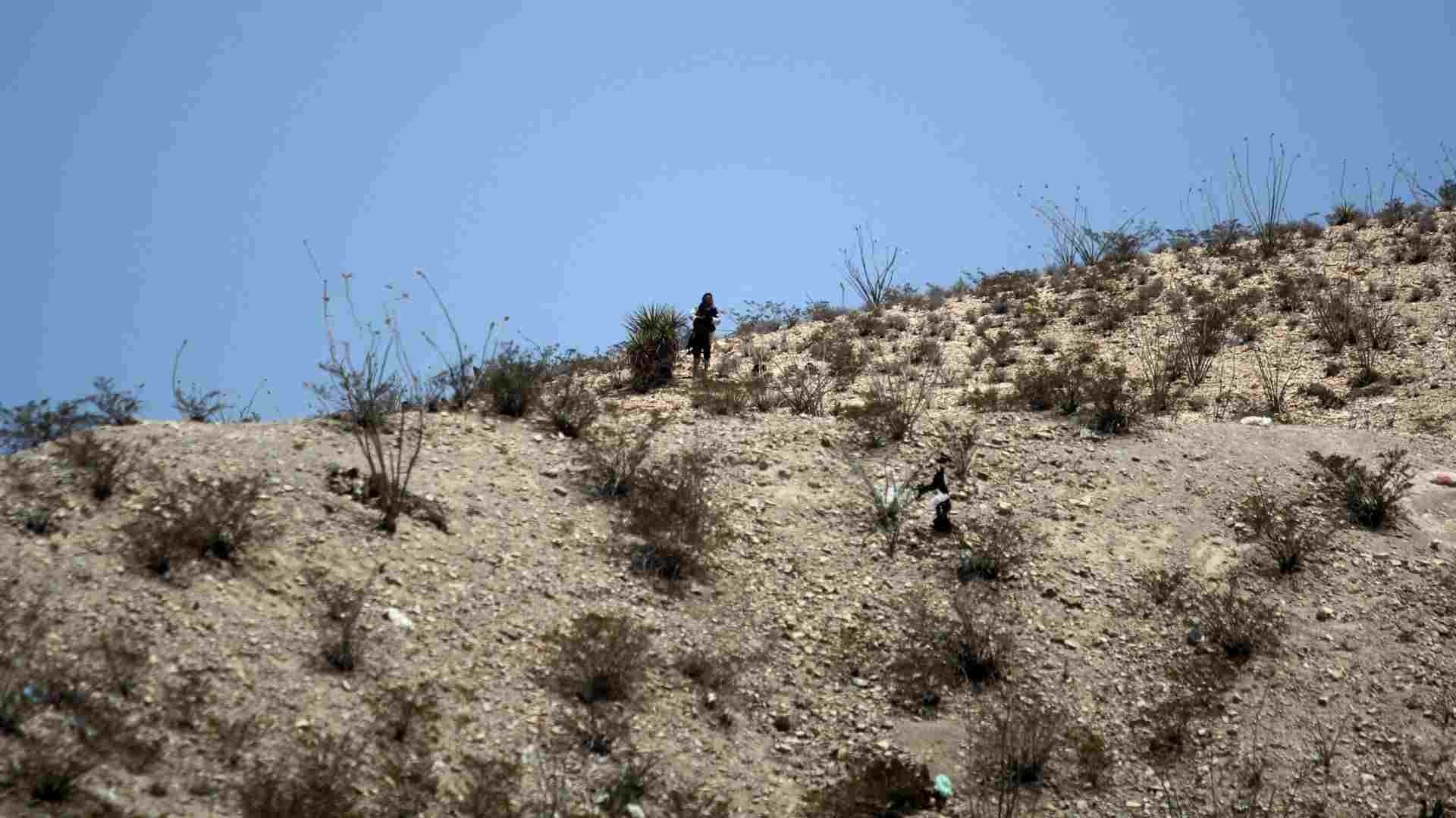 Castrenses vigilan entre los cerros del desierto de Chihuahua. Foto: Cuartoscuro | Archivo