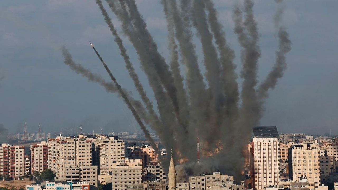 Lanzamiento de cohetes desde Gaza hacia zonas urbanas de Israel