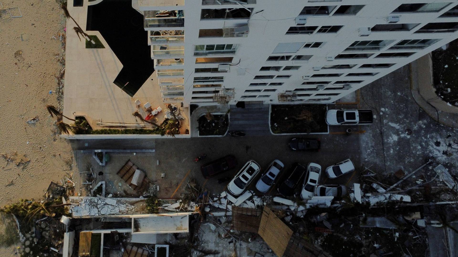 Vista aérea de autos y edificios dañados por el paso del huracán Otis