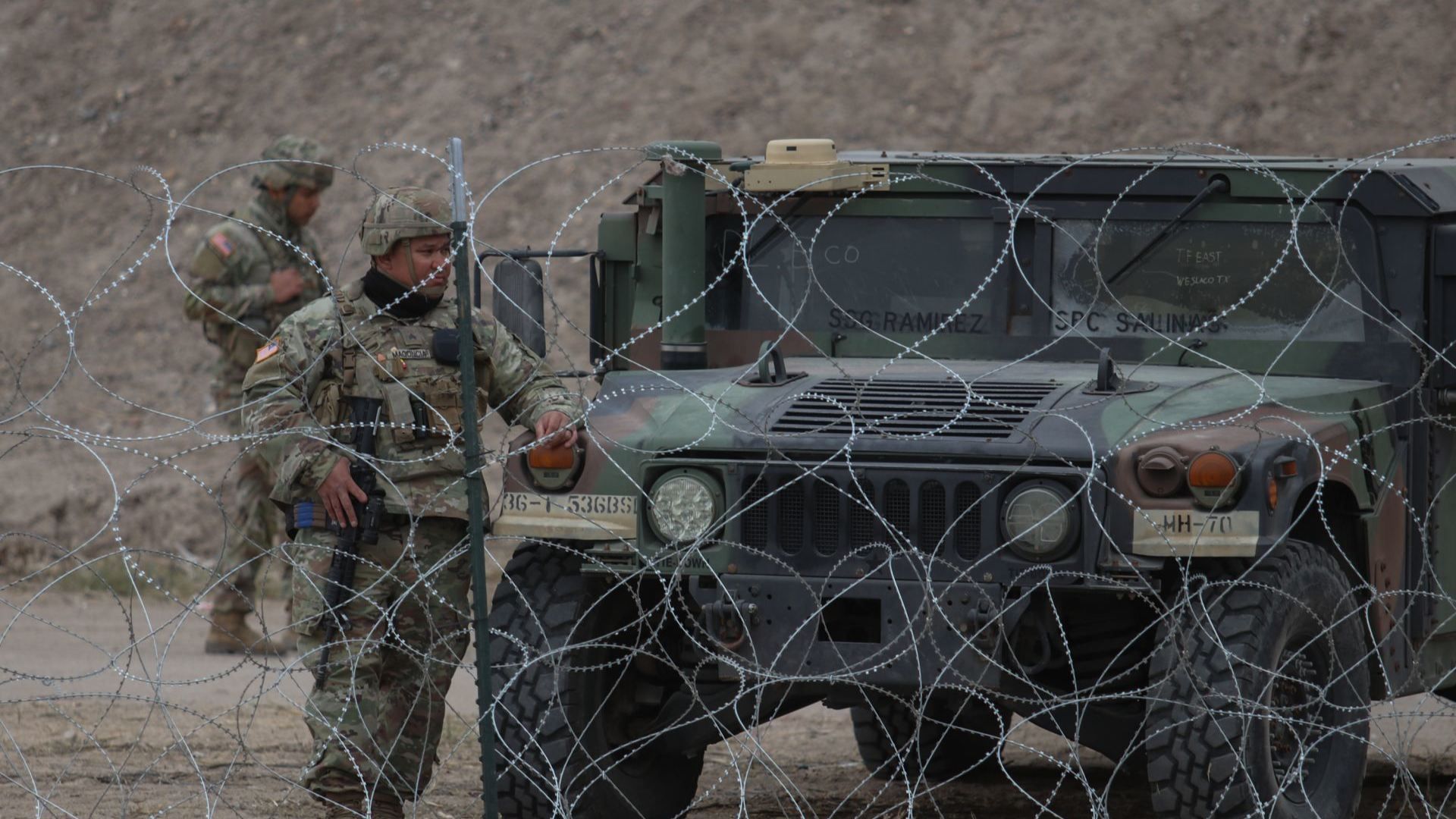 Militares de Estados Unidos mantienen vigilada su frontera con México