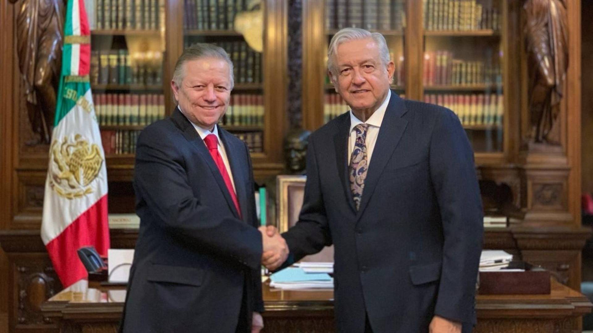Andrés Manuel López Obrador y Arturo Zaldívar Lelo de Larrea en Palacio Nacional en abril de 2019.
