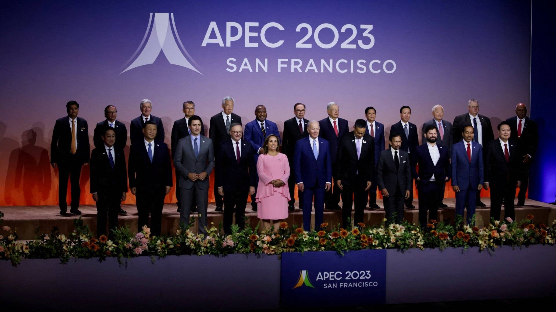 AMLO evita a Dina Boluarte durante foto de la APEC