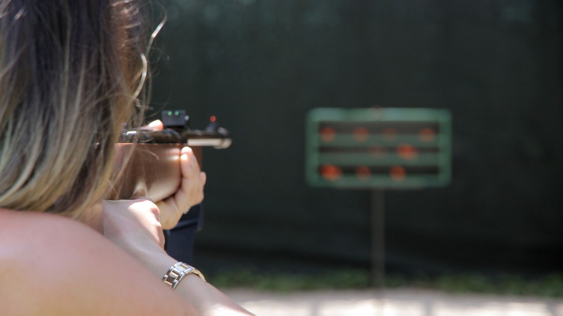 Mujer realizando práctica de tiro