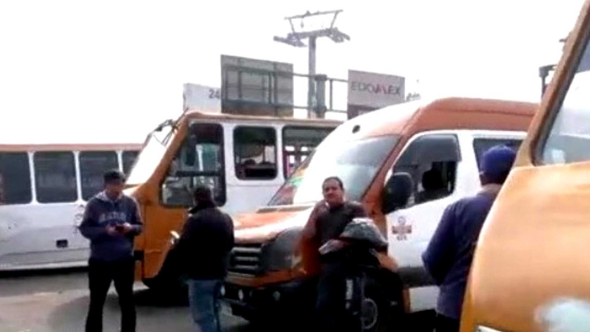 Transportistas bloquean al oriente de la CDMX